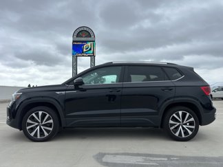Used 2024 Volkswagen Taos SE image 1