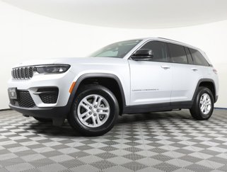 Used 2023 Jeep Grand Cherokee Laredo image 1