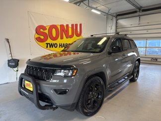 Used 2019 Jeep Grand Cherokee Laredo image 1