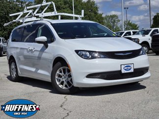 Used 2022 Chrysler Voyager LX image 1