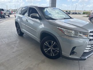 Used 2017 Toyota Highlander LE image 1