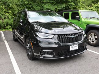 Used 2021 Chrysler Pacifica Limited w/ Uconnect Theater Family Group image 1