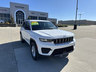 Used 2023 Jeep Grand Cherokee Laredo image 1