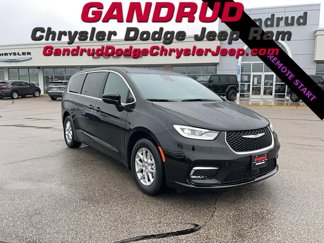New 2025 Chrysler Pacifica Select image 1