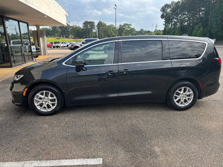 Used 2023 Chrysler Pacifica Touring-L image 1