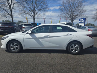 Used 2023 Hyundai Elantra SE image 1
