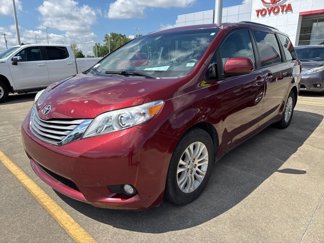 Used 2017 Toyota Sienna XLE image 1