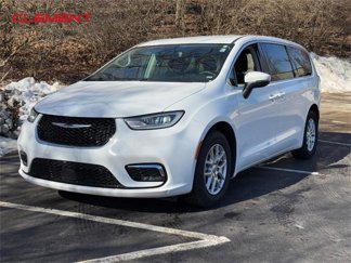 Used 2023 Chrysler Pacifica Touring-L image 1