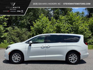 Used 2022 Chrysler Voyager LX image 1