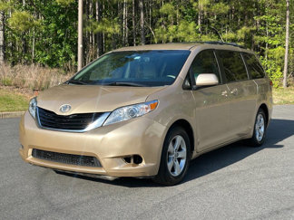 Used 2012 Toyota Sienna LE image 1