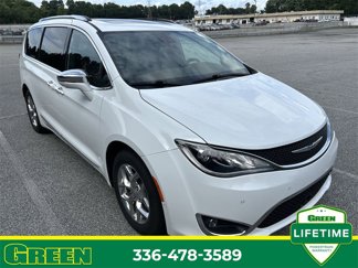 Used 2017 Chrysler Pacifica Limited image 1