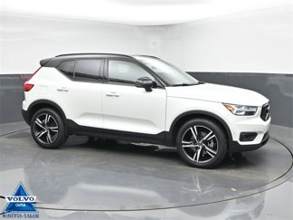 Used 2022 Volvo XC40 T5 R-Design image 1