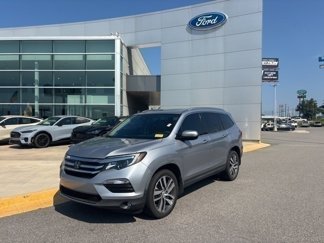 Used 2017 Honda Pilot Touring image 1