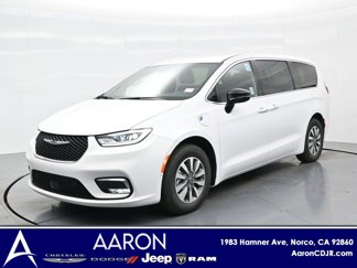 New 2025 Chrysler Pacifica Select image 1
