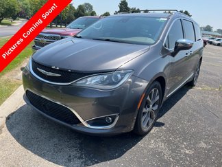 Used 2017 Chrysler Pacifica Limited image 1