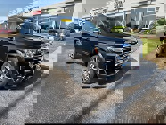Used 2023 GMC Acadia SLT image 1