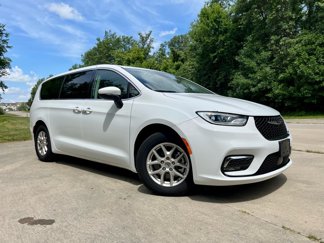 Used 2023 Chrysler Pacifica Touring-L image 1