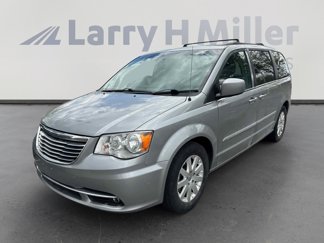 Used 2016 Chrysler Town & Country Touring image 1