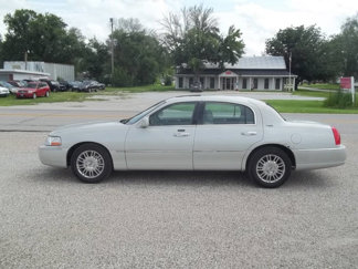 Used 2006 Lincoln Town Car Signature Limited image 1