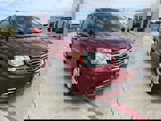 Used 2016 Chrysler Town & Country Touring w/ Driver Convenience Group image 1