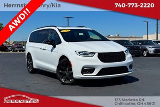 Used 2023 Chrysler Pacifica Limited w/ S Appearance Package image 1