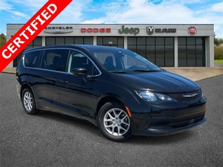 Used 2023 Chrysler Voyager LX image 1