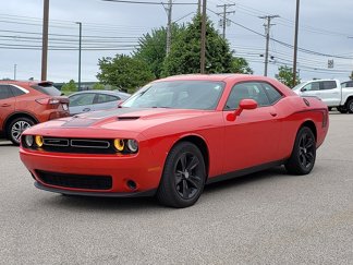 Used 2019 Dodge Challenger SXT image 1