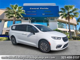 New 2025 Chrysler Pacifica Select image 1