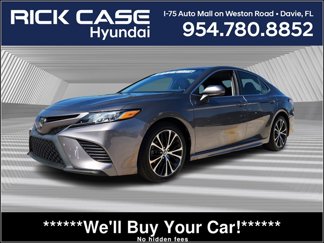 Used 2020 Toyota Camry SE image 1
