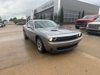 Used 2016 Dodge Challenger SXT image 1