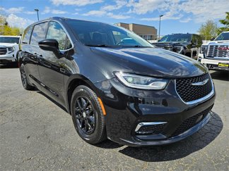 Used 2023 Chrysler Pacifica Touring-L image 1