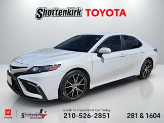 Used 2022 Toyota Camry SE image 1