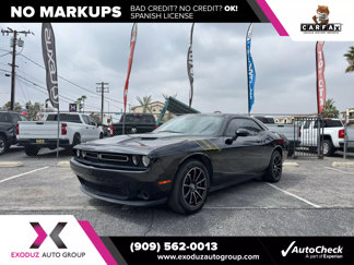 Used 2015 Dodge Challenger SXT image 1