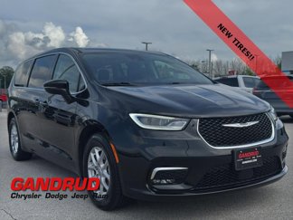 Used 2023 Chrysler Pacifica Touring-L image 1