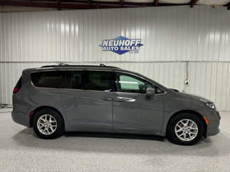 Used 2022 Chrysler Pacifica Touring-L image 1