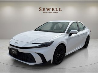 Used 2025 Toyota Camry SE image 1