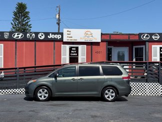 Used 2014 Toyota Sienna LE image 1