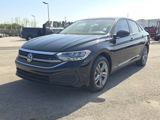 Used 2024 Volkswagen Jetta SE image 1