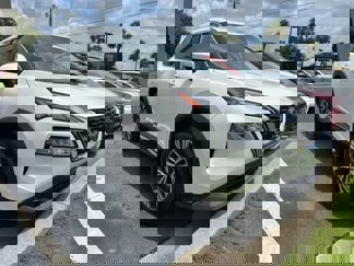 Used 2023 Nissan Rogue SV image 1