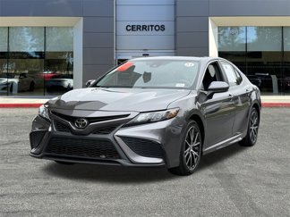 Used 2021 Toyota Camry SE image 1