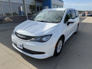 Used 2017 Chrysler Pacifica Touring image 1