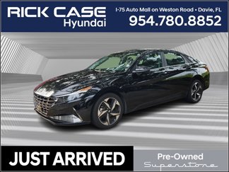 Certified 2022 Hyundai Elantra Limited w/ Preferred Accessory Package image 1