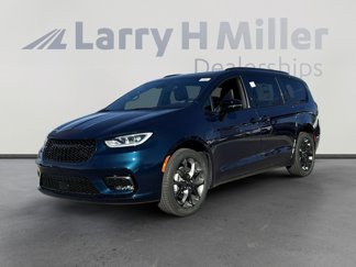 New 2025 Chrysler Pacifica Limited w/ Uconnect Theater Family Group image 1