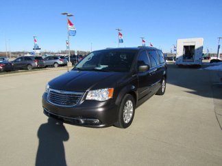 Used 2015 Chrysler Town & Country Touring image 1