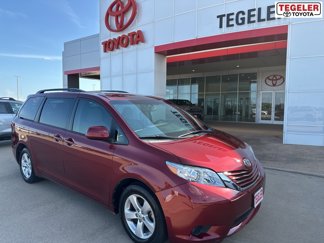 Used 2015 Toyota Sienna LE image 1