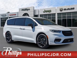 New 2025 Chrysler Pacifica Limited w/ Trailer Tow Group image 1