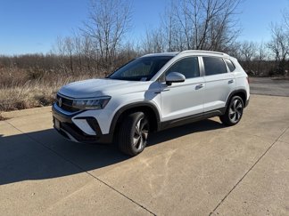New 2024 Volkswagen Taos SE image 1