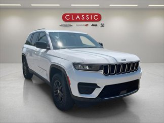 Used 2023 Jeep Grand Cherokee Laredo image 1