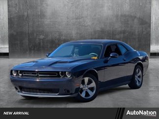 Used 2015 Dodge Challenger SXT image 1