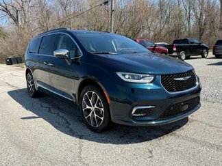 Certified 2022 Chrysler Pacifica Limited image 1